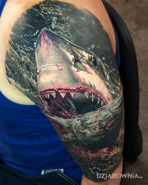 Tatuaż rekin w motywie 3D i stylu realistyczne na ramieniu