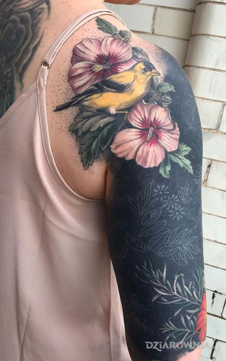 Tatuaż ptak i kwiat w motywie zwierzęta na ramieniu