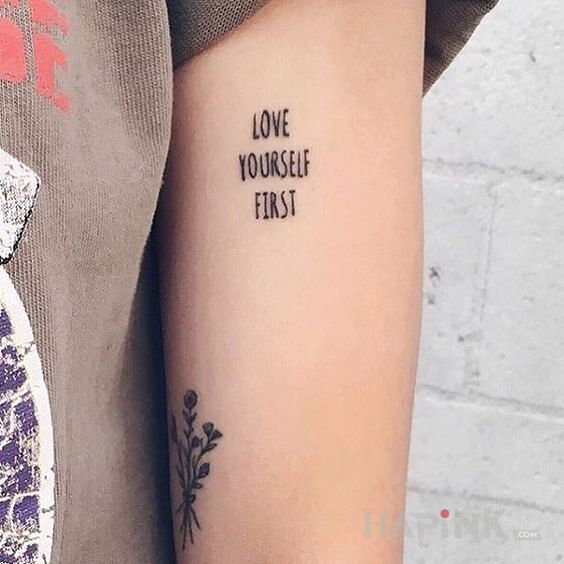 Tattoo Love in lettering motif on the upper arm