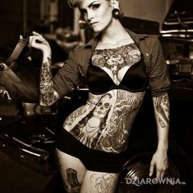Tatuaż Pin up na piersiach motyw: twarze