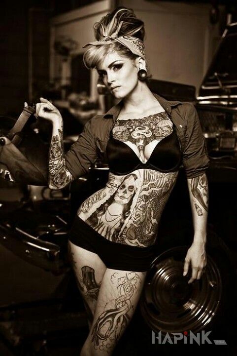 Tattoo Pin up in faces motif on the leg