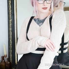 Tatuaż Skromna okularnica na klatce motyw: seksowne