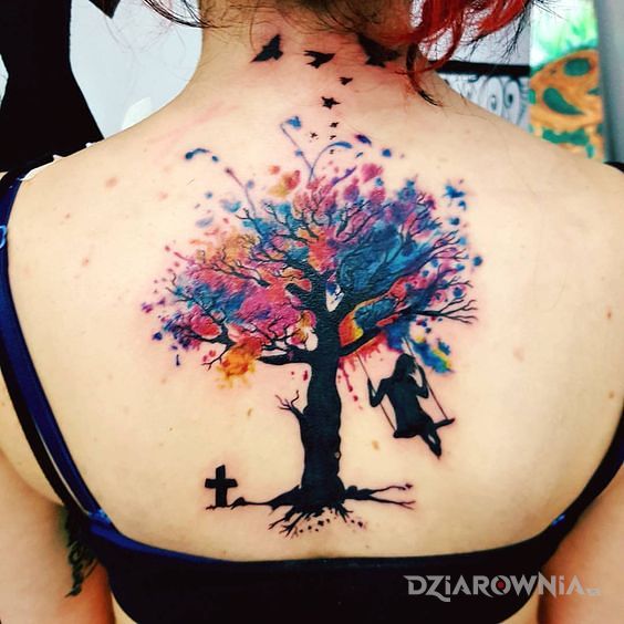 Tatuaż kolorowe drzewo w motywie postacie na plecach