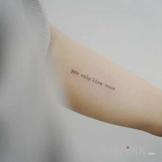 Tattoo Jedno życie in lettering motif on the upper arm