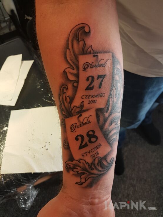 Tattoo Daty urodzenia in lettering motif on the forearm