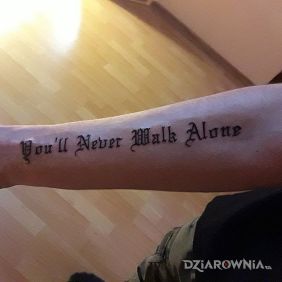 Tatuaż You'll Never Walk Alone na przedramieniu motyw: napisy