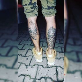 Tattoo Skull with a card on the calf motif: skulls