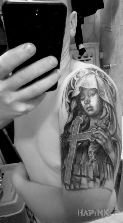 Tattoo Ta, która czuwała nade mną w czasie gdy walczyłem z nowotworem. in characters motif on the upper arm