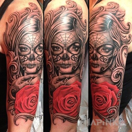 Tattoo Piękna i róża in faces motif on the upper arm