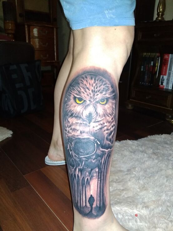 Tattoo Sowa in animals motif on the calf