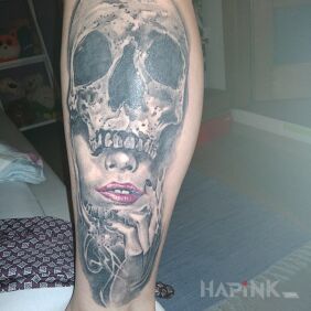 Tattoo Skull on the calf motif: skulls