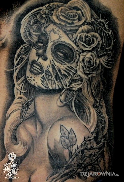 Tatuaż prawdziwe oblicze pięknej kobiety w motywie twarze na ramieniu