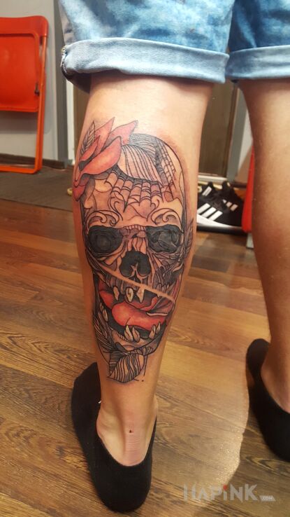 Tattoo Czacha in skulls motif on the calf