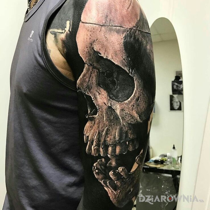 Tatuaż Wielka czaszka w motywie czaszki i stylu realistyczne na ramieniu