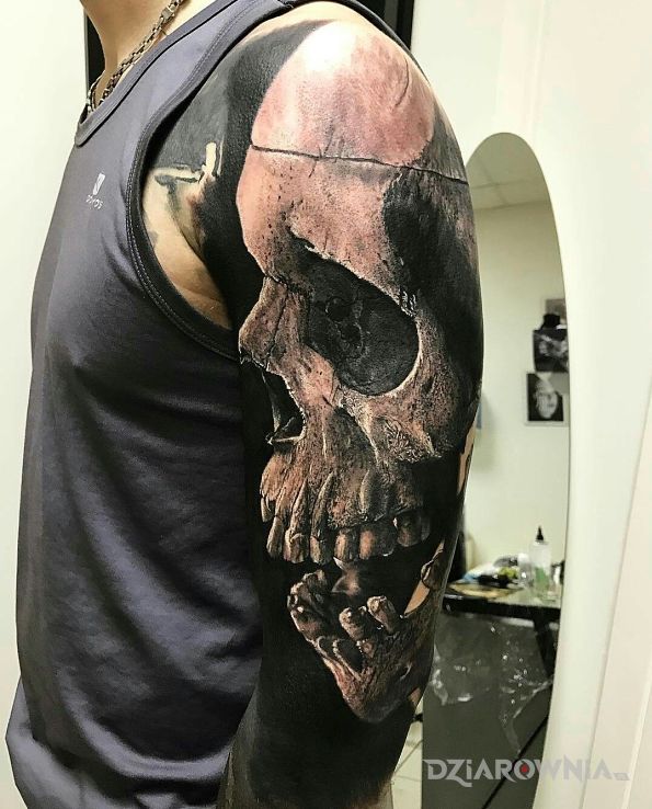Tatuaż wielka czaszka w motywie czaszki i stylu realistyczne na ramieniu