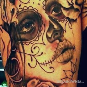 Tatuaż Dia de los Muertos na ramieniu motyw: twarze