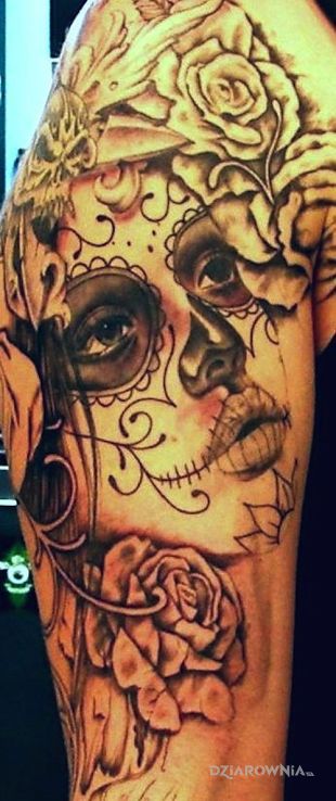 Tatuaż dia de los muertos w motywie twarze na ramieniu