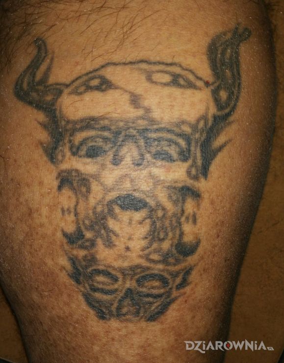 Tatuaż czaszka wiking w motywie czaszki na łydce