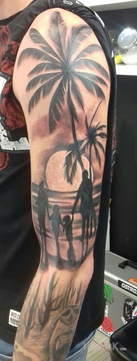 Tattoo Rodzina in characters motif on the upper arm