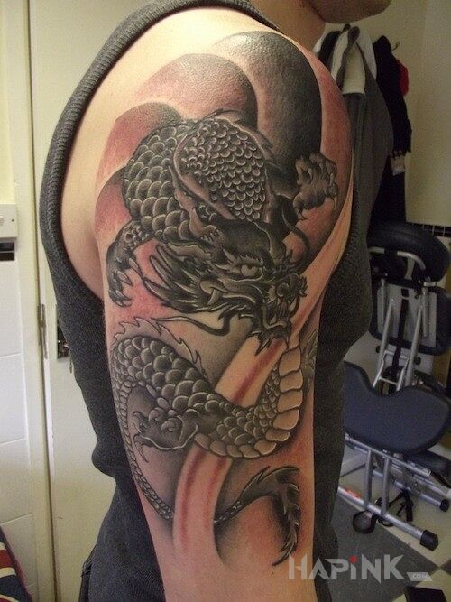 Tattoo Smoczysko in dragons motif on the upper arm
