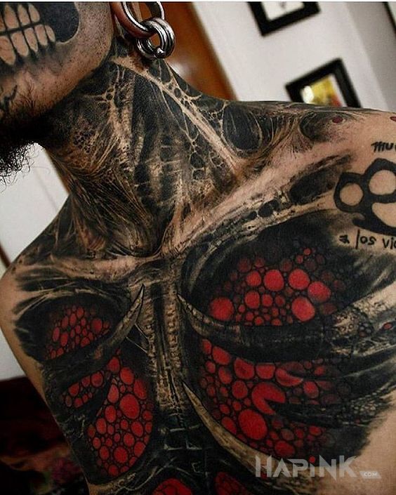 Tattoo Czerwone płuca in skulls motif and realistic style on the collarbone