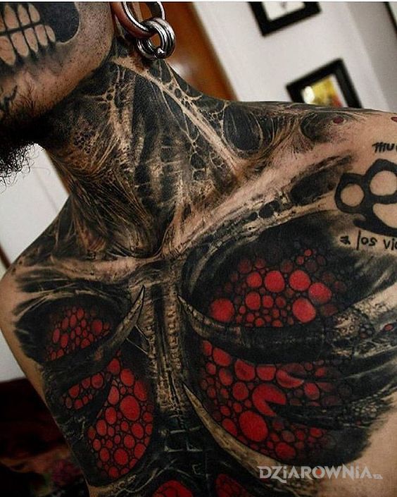 Tatuaż czerwone płuca w motywie 3D i stylu realistyczne na szyi