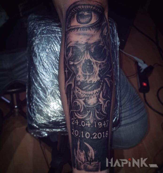 Tattoo Ku pamięci Taty in skulls motif on the forearm