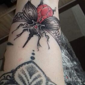 Tattoo Scarab on the wrist motif: butterflies