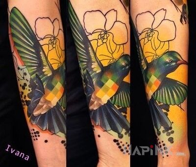 Tattoo Ptak z pikselowym brzuszkiem in pixelated motif and graphic / illustrative style on the forearm