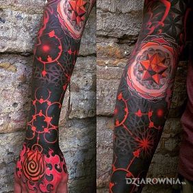 Tatuaż Czerwona geometria na dłoni motyw: rękawy styl: geometryczne