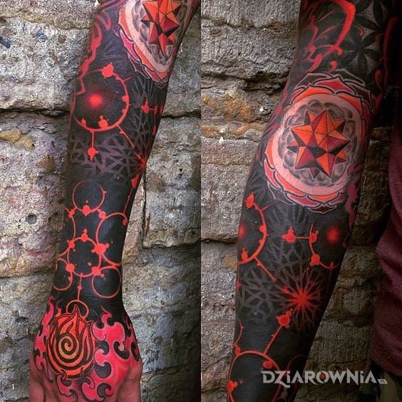 Tatuaż czerwona geometria w motywie kolorowe i stylu geometryczne na przedramieniu