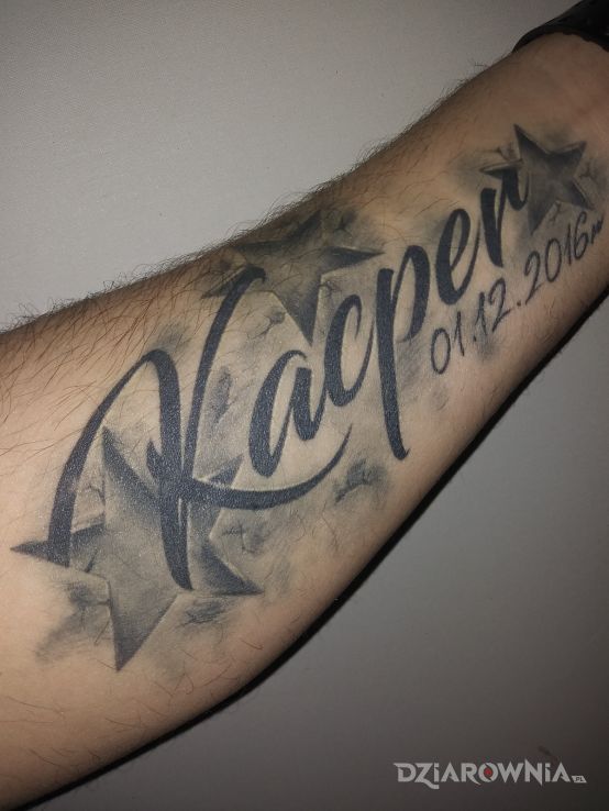 Tatuaż kacper w motywie napisy na nadgarstku