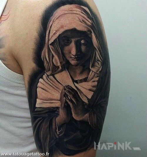 Tattoo Maryja in religious motif on the upper arm