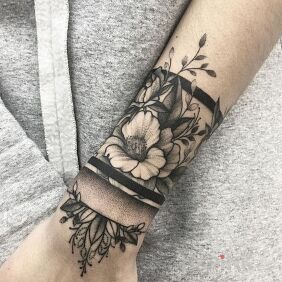 Tattoo Floral bracelet on the wrist motif: flowers