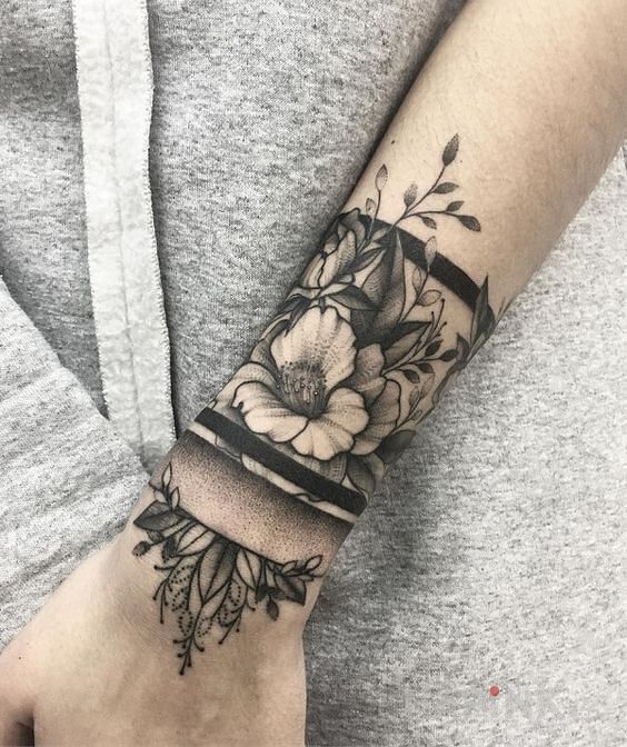 Tattoo Kwiatowa bransoleta in flowers motif on the wrist