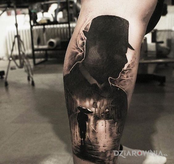 Tatuaż noir w motywie 3D na łydce