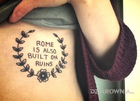 Tatuaż rzym w motywie kwiaty na żebrach