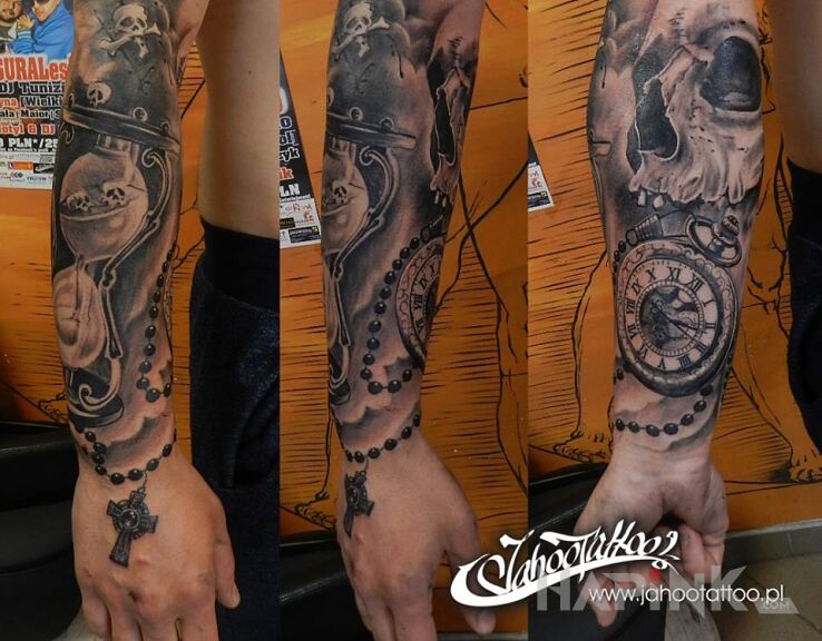 Tattoo Czacha klepsydra i krzyż in skulls motif on the forearm