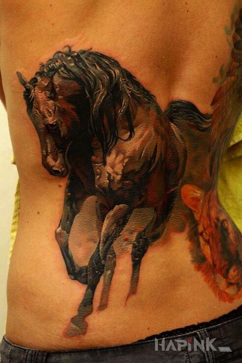 Tattoo Koń in animals motif on the back