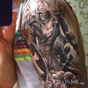 Tattoo Assassin Warrior Angel on the upper arm motif: skulls