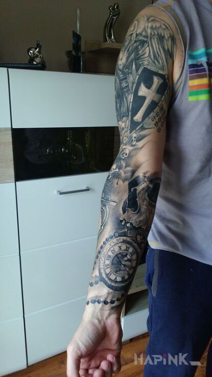 Tattoo Assassin Zegar Czachy Różaniec Klepsydra in skulls motif on the upper arm