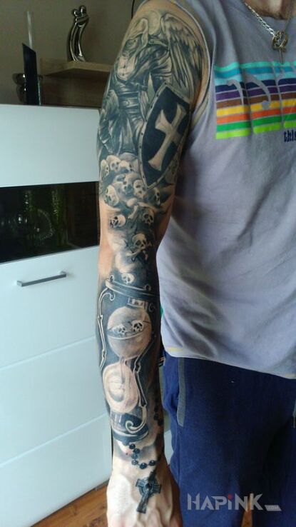 Tattoo Assassin Zegar Czachy Różaniec Klepsydra c.d. in religious motif on the upper arm