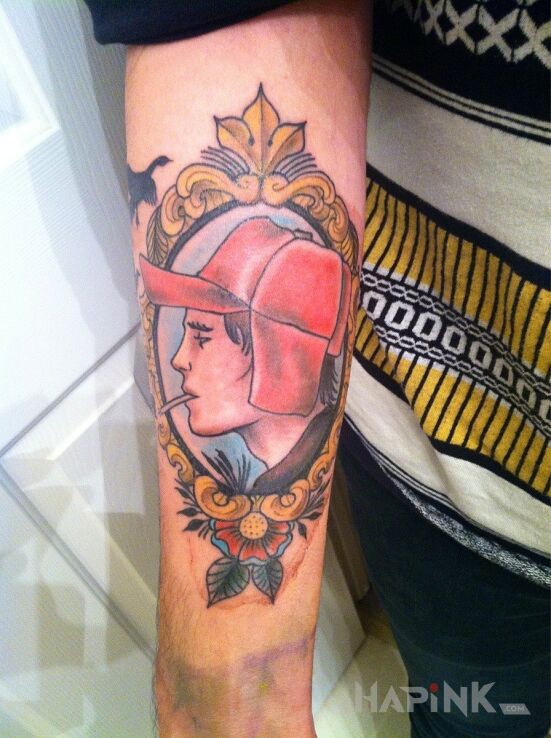 Tattoo Chłopak z papierosem in characters motif on the forearm
