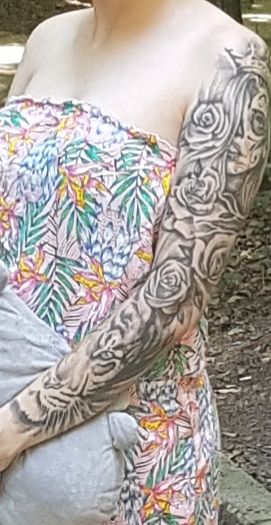 Tatuaż rękaw w motywie kwiaty na przedramieniu
