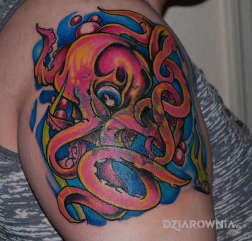 Tatuaż ośmiornica w motywie zwierzęta na ramieniu