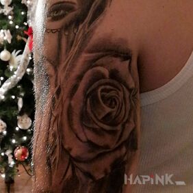 Tattoo Rose on the upper arm motif: flowers