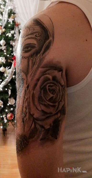 Tattoo Róża in flowers motif on the upper arm