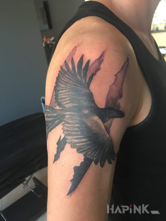 Tattoo "Biały" kruk inny niż wszyscy in animals motif on the upper arm