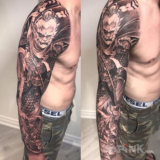 Tattoo Król małp in sleeves motif on the upper arm