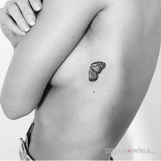 Tatuaż pół motyla w motywie motyle na żebrach